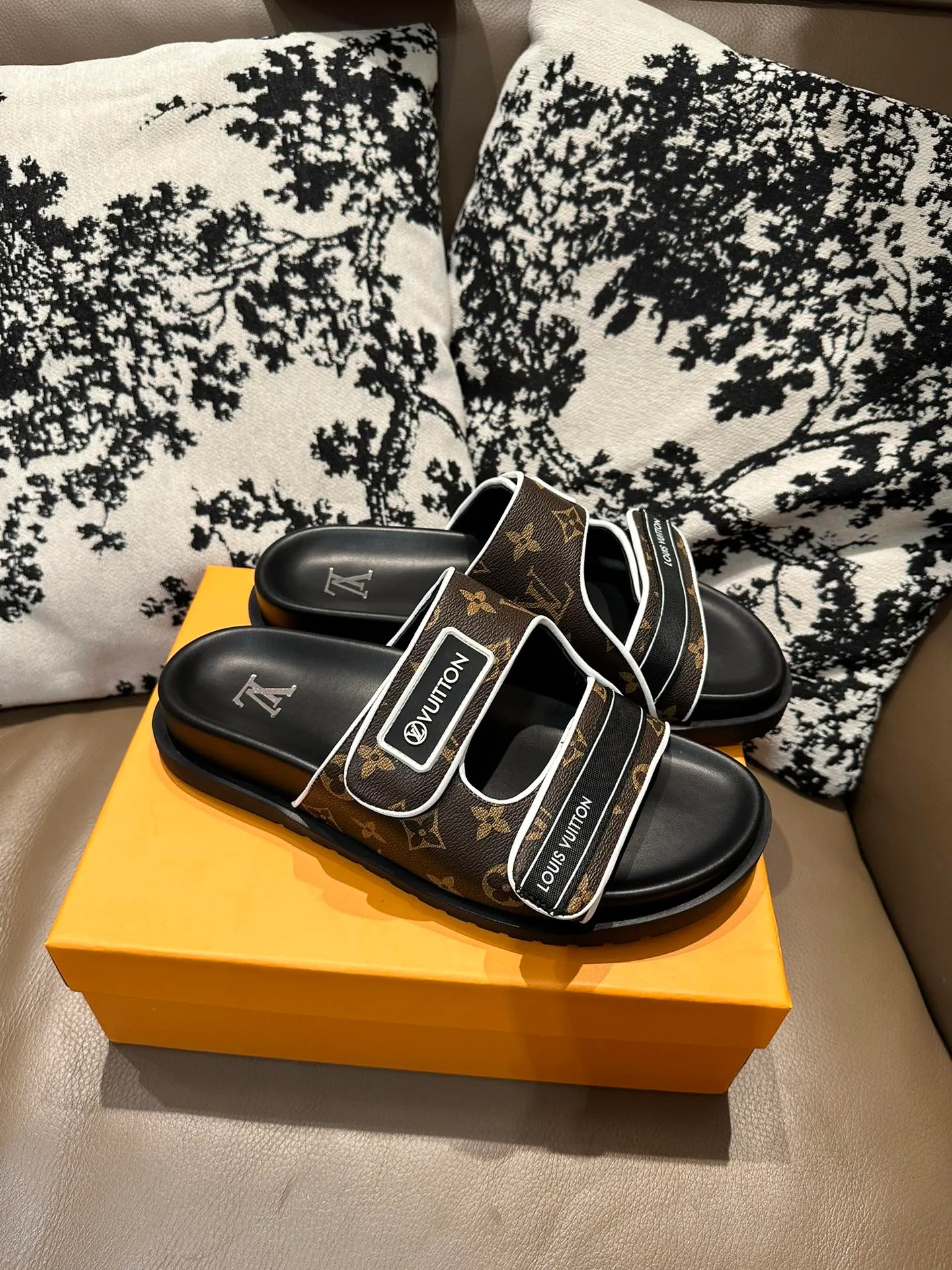 Men's shoes 💰360💰 LV flip flops, cowhide surface, sheepskin lining, size 36-46